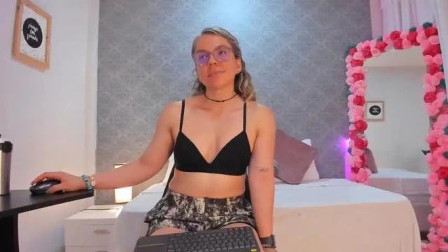 Image 12 of lolawinx_ Stream on Chaturbate on 13 months ago