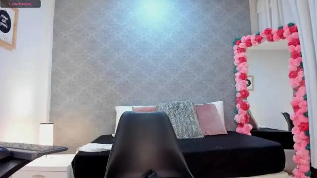 Image 2 of lolawinx_ Stream on Chaturbate on 13 months ago