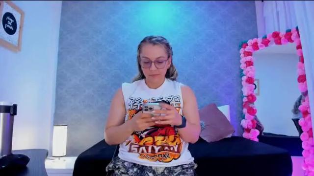 Image 2 of lolawinx_ Stream on Chaturbate on 13 months ago