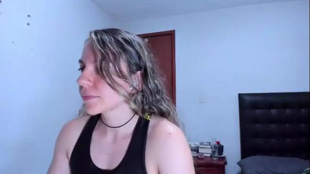 Image 8 of lolawinx_ Stream on Chaturbate on 11 days ago