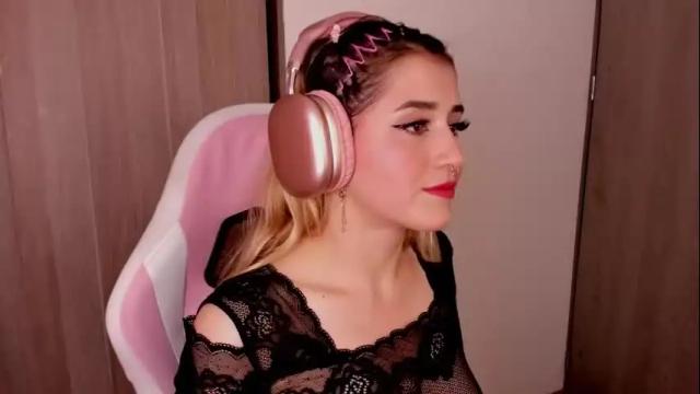 Image 2 of lollypetitte_ Stream on Chaturbate on 2 months ago