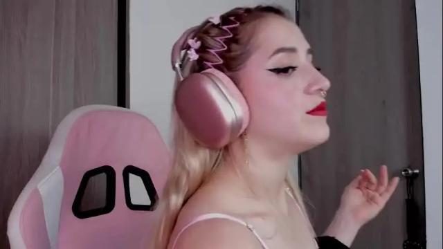 Image 3 of lollypetitte_ Stream on Chaturbate on 13 days ago