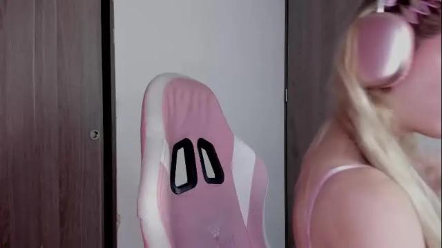 Image 7 of lollypetitte_ Stream on Chaturbate on 13 days ago