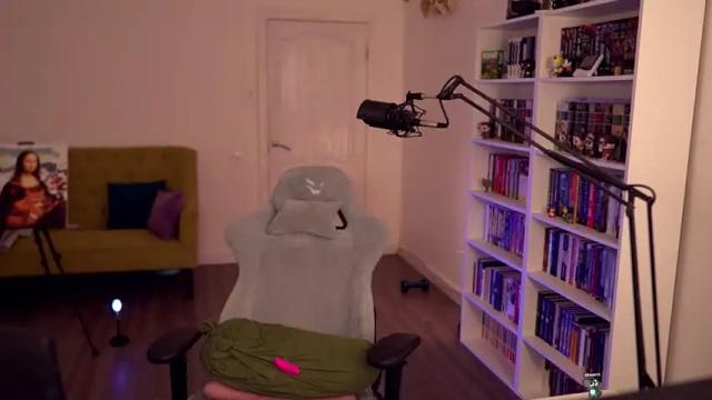 Image 3 of loony_moony Stream on Chaturbate on 1 month ago