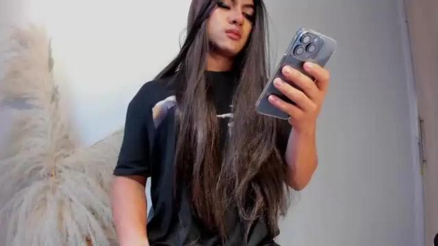 Image 2 of loovelymiia_ Stream on Chaturbate on 13 months ago