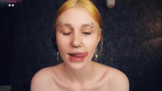 Image 3 of loradarter Stream on Chaturbate on 1 month ago