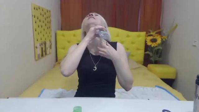Image 3 of lorariser Stream on Chaturbate on 18 months ago