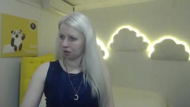 Image 2 of lorariser Stream on Chaturbate on 15 months ago