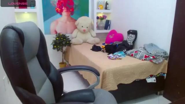 Image 2 of lorenapinto Stream on Chaturbate on 14 months ago
