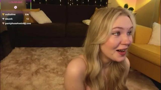 Image 3 of lorettacarnley Stream on Chaturbate on 2 months ago