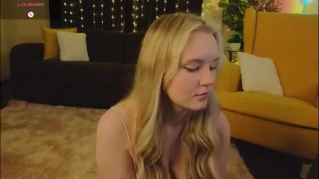 Image 3 of lorettacarnley Stream on Chaturbate on 1 month ago