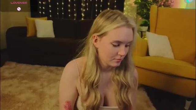 Image 4 of lorettacarnley Stream on Chaturbate on 1 month ago