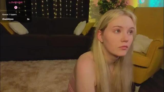 Image 2 of lorettacarnley Stream on Chaturbate on 1 month ago