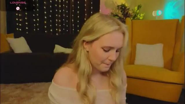 Image 3 of lorettacarnley Stream on Chaturbate on 1 month ago