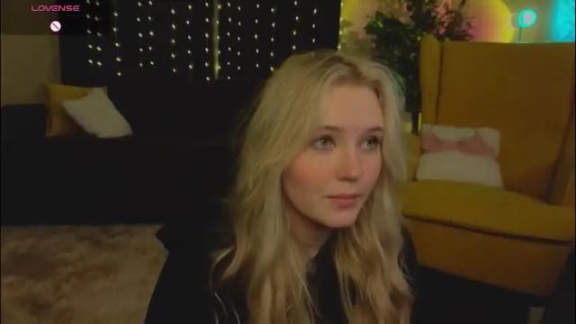 Image 2 of lorettacarnley Stream on Chaturbate on 1 month ago