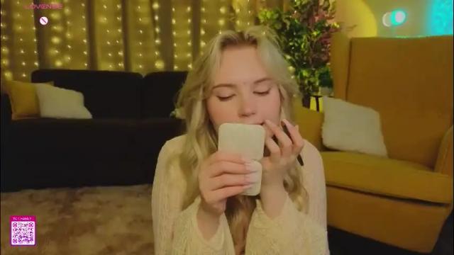 Image 3 of lorettacarnley Stream on Chaturbate on 1 month ago