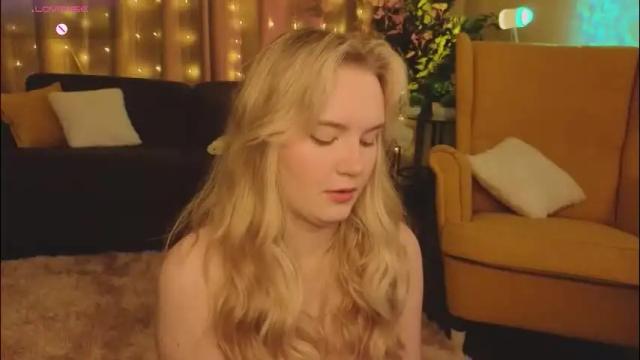 Image 3 of lorettacarnley Stream on Chaturbate on 26 days ago