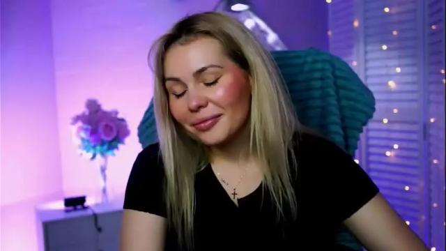 Image 2 of loricarroll Stream on Chaturbate on 1 month ago