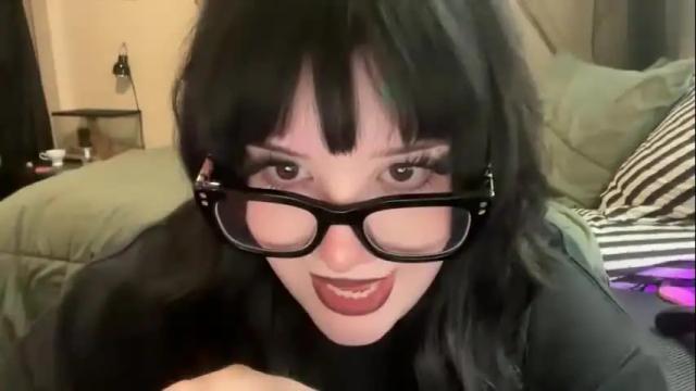 Image 11 of lottiepoppie Stream on Chaturbate on 2 months ago