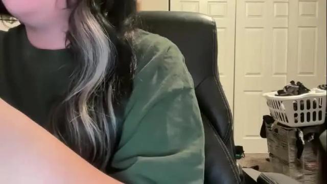 Image 12 of lottiepoppie Stream on Chaturbate on 2 months ago