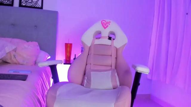Image 12 of lourreinstounn Stream on Chaturbate on 13 months ago