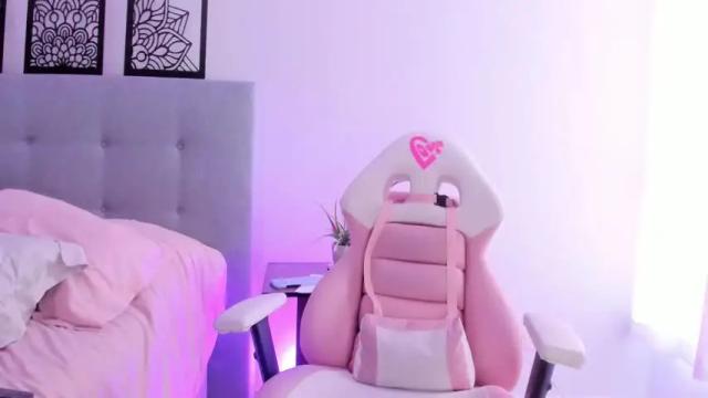 Image 10 of lourreinstounn Stream on Chaturbate on 14 months ago