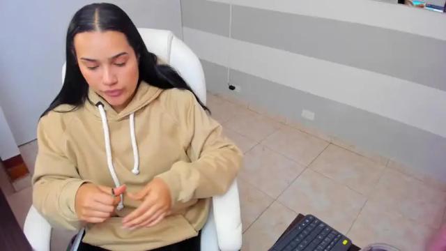 Image 2 of love_kris Stream on Chaturbate on 21 months ago