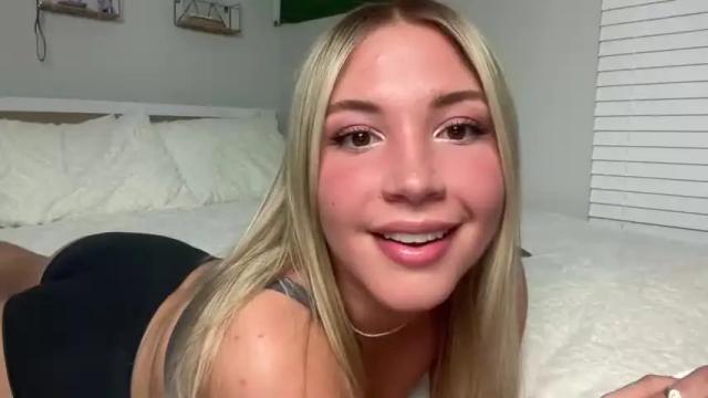 Image 7 of lovecayaxo Stream on Chaturbate on 15 months ago