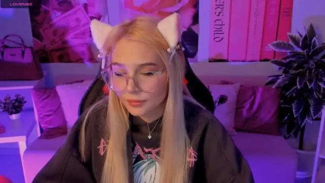 Image 11 of lovely_milla Stream on Chaturbate on 17 months ago