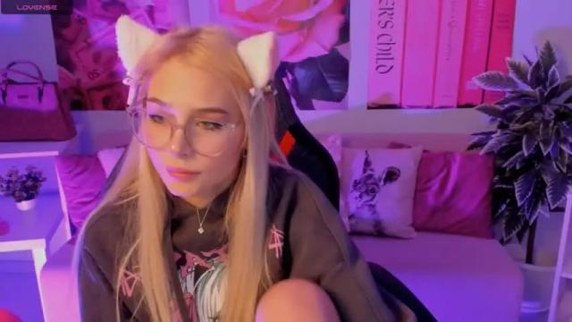 Image 12 of lovely_milla Stream on Chaturbate on 17 months ago
