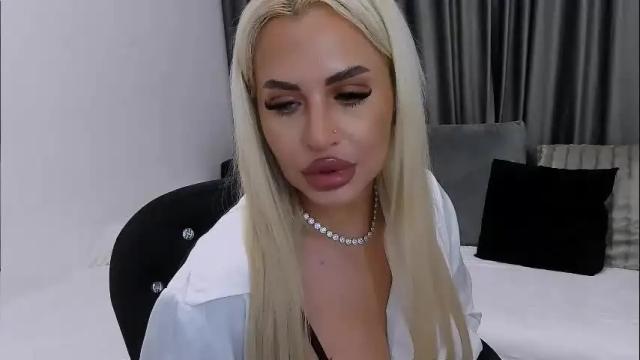 Image 3 of lovelyblondyxxx Stream on Chaturbate on 1 month ago