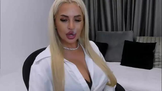 Image 4 of lovelyblondyxxx Stream on Chaturbate on 1 month ago