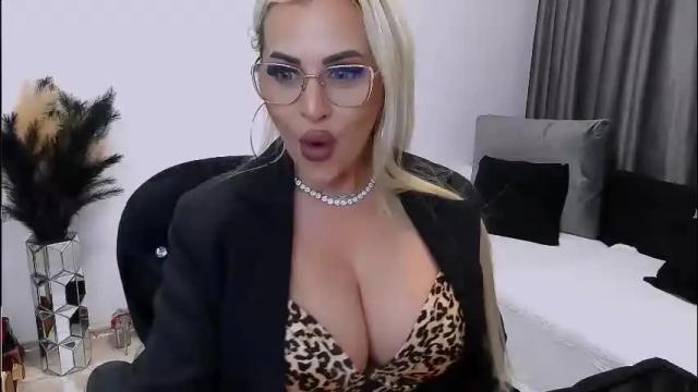 Image 8 of lovelyblondyxxx Stream on Chaturbate on 5 days ago