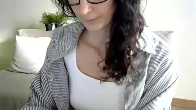 Image 2 of lovelydarina Stream on Chaturbate on 19 months ago