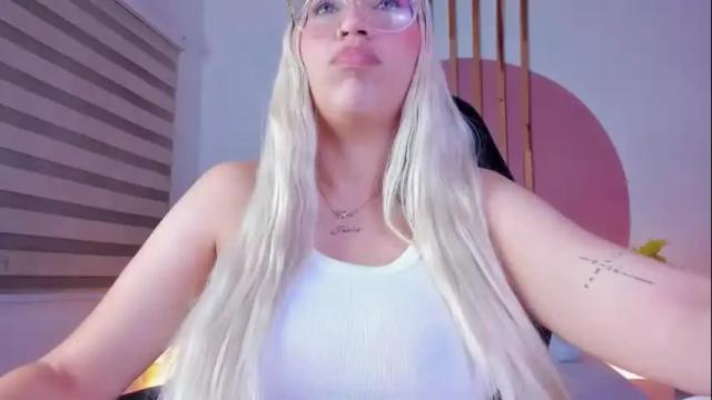 Image 10 of luana_adans Stream on Chaturbate on 4 months ago