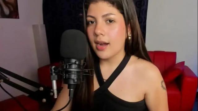 Image 2 of lucia_amores Stream on Chaturbate on 1 month ago