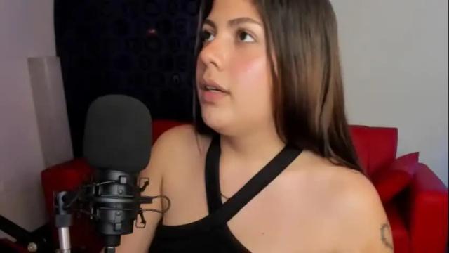Image 3 of lucia_amores Stream on Chaturbate on 1 month ago