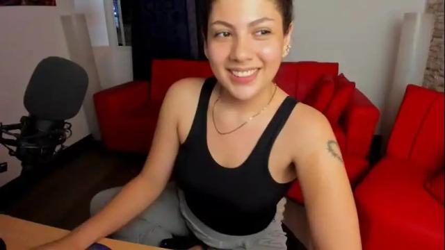 Image 12 of lucia_amores Stream on Chaturbate on 24 days ago