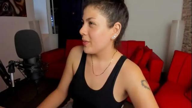 Image 3 of lucia_amores Stream on Chaturbate on 24 days ago
