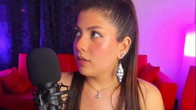 Image 8 of lucia_amores Stream on Chaturbate on 14 days ago