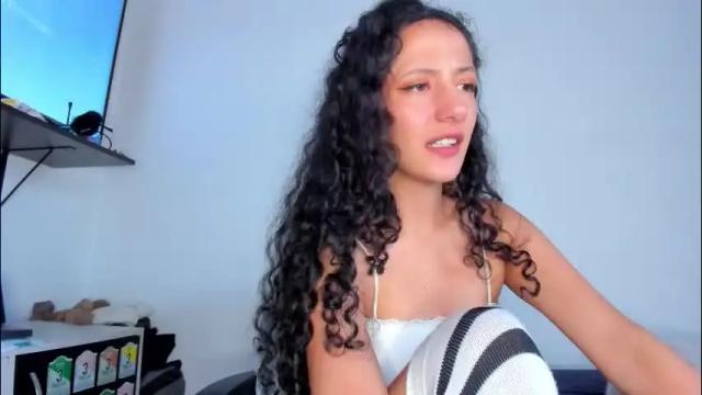 Image 3 of lucia_fuster Stream on Chaturbate on 22 days ago