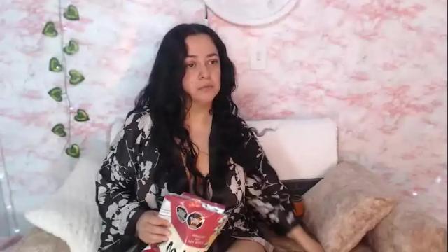 Image 4 of lucia_vonne Stream on Chaturbate on 1 month ago