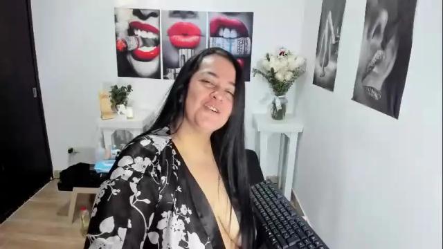 Image 2 of lucia_vonne Stream on Chaturbate on 1 month ago