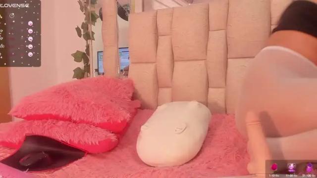 Image 3 of luciaa_jones Stream on Chaturbate on 14 months ago