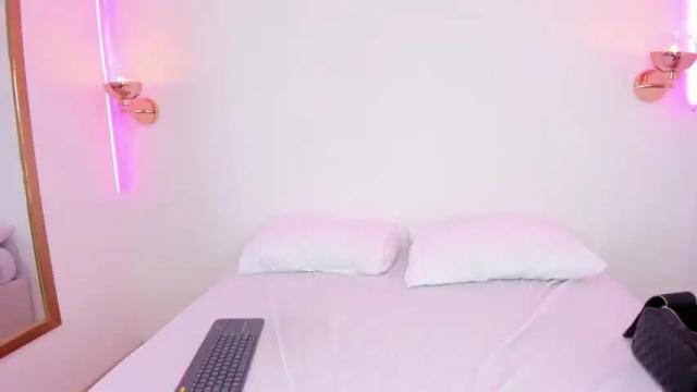 Image 11 of lucianapinkk Stream on Chaturbate on 16 months ago