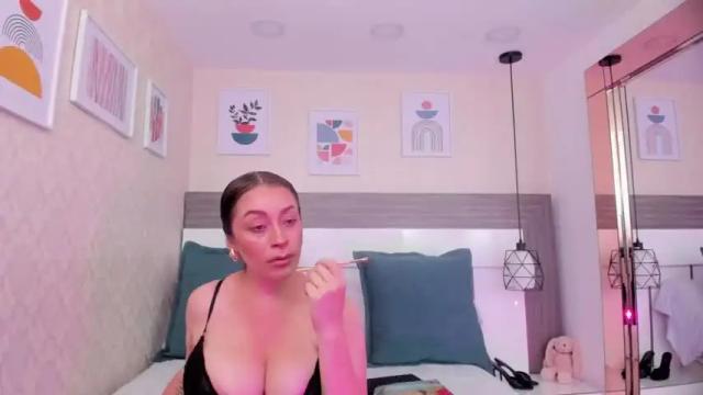 Image 4 of lucianawain Stream on Chaturbate on 14 months ago