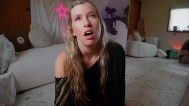 Image 3 of lucy_gooosey Stream on Chaturbate on 24 days ago