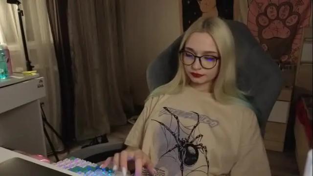 Image 2 of lucysbrain Stream on Chaturbate on 1 month ago