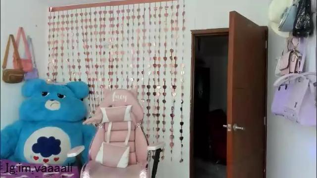 Image 2 of lucyy_tayy Stream on Chaturbate on 3 months ago