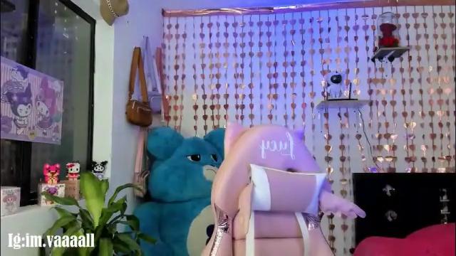 Image 4 of lucyy_tayy Stream on Chaturbate on 1 month ago